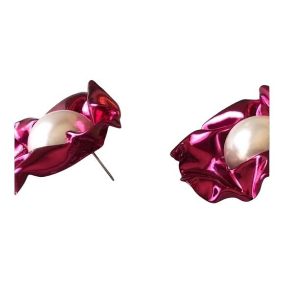 Sterling King Titania Imitation SwirlShaped Pearl And Silver Alloy Stud Earrings - Picture 7 of 16